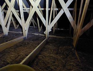 Zateplení stropu rodinného domu pomocí foukané izolace